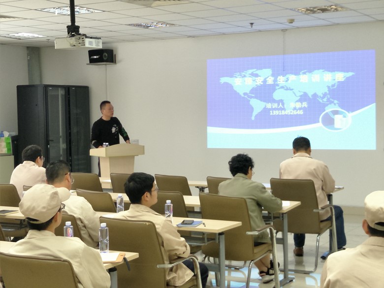 講安全不離口,講規(guī)章規(guī)章不離手(圖2) 講安全不離口,講規(guī)章規(guī)章不離手(圖2)